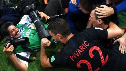 Un fotógrafo salvadoreño quedó bajo la montaña humana en el festejo del gol de Croacia