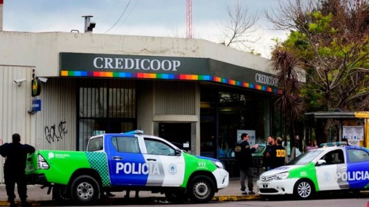 Robaron un banco disfrazados de empleados de seguridad y se llevaron una suma millonaria