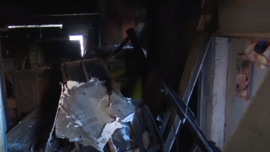 Prenden fuego intencionalmente una pensión sin habilitación