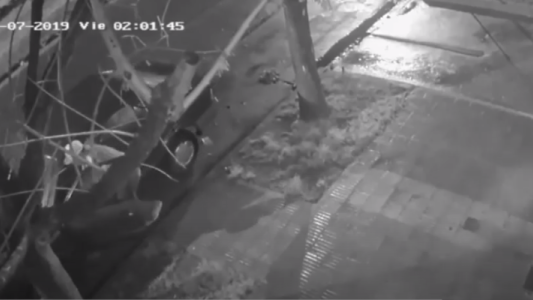 A los empujones: así intentan robarse un automóvil