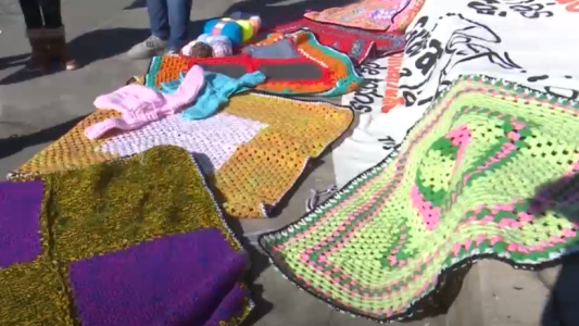 Manos solidarias que tejen para abrigar a los que menos tienen