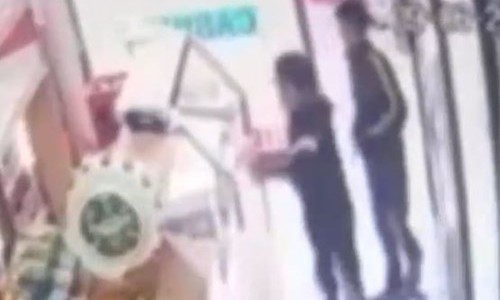 Dos nenes amenazaron con armas a un kioskero que no quiso venderles "papelillos"