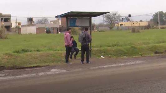 Una mujer de 25 años fue atacada sexualmente mientras esperaba el colectivo