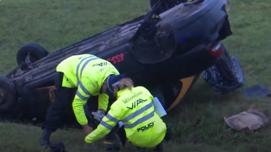 Un taxi volcó sobre el cantero central de la autopista a Córdoba
