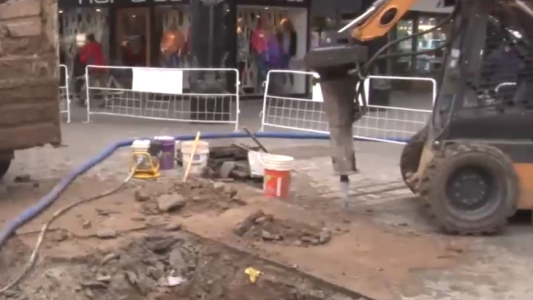 Un reventón de Aguas Santafesinas provocó un apagón en el microcentro