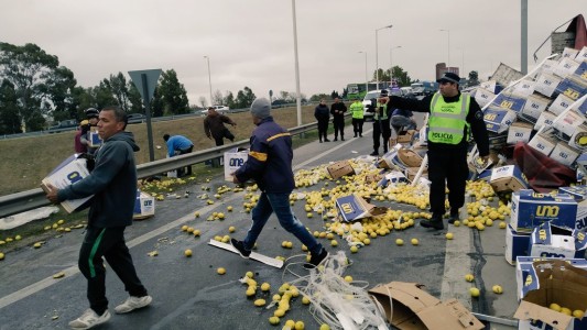 Volcó un camión de 30 mil kilos de limones sobre Circunvalación