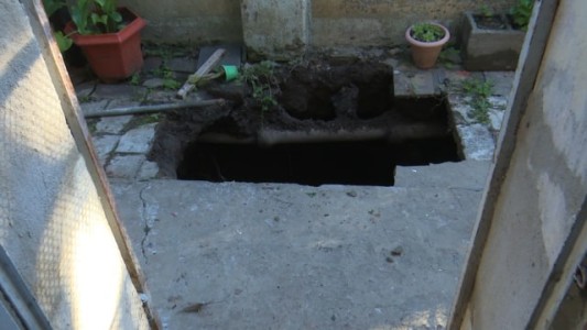 Se abrió el piso del patio y cayeron a un pozo ciego de varios metros de profundidad