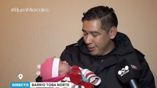 Cuatro policías ayudaron a Miriam a traer a su beba al mundo