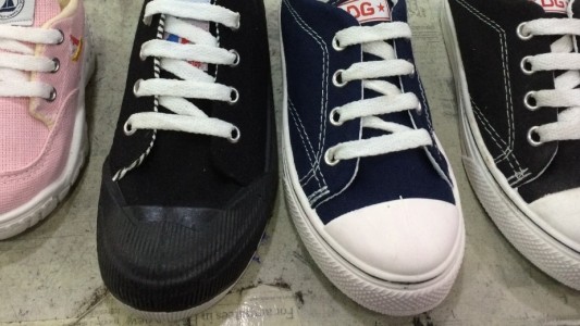 Zapatillas y medias contra el frío y la desigualdad