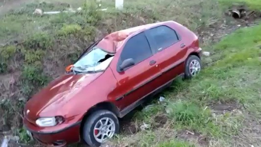 Violento choque entre un auto y un caballo que estaba suelto