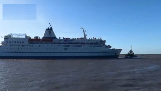 El barco biblioteca Logos Hope rozó a otra embarcación cuando retornaba desde Rosario