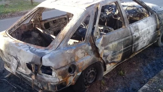Escalada piromaníaca en la zona oeste: masiva quema de coches en la madrugada