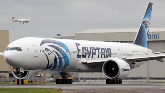 Un avión de la línea EgyptAir que volaba de París a El Cairo se estrelló con 66 personas a bordo