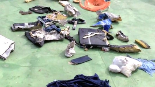 Tragedia de Egyptair: un médico legal egipcio sugiere que hubo una explosión en el aire
