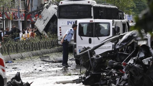 Al menos 11 muertos y 36 heridos por un atentado con coche bomba en el centro de Estambul