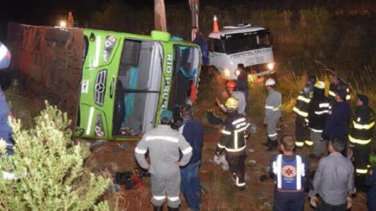 Tragedia en Brasil: volcó un micro con estudiantes argentinos y hay al menos tres personas muertas
