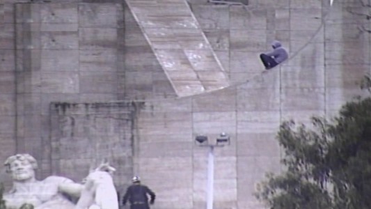 Un hombre subió al Monumento y amenazó con tirarse para pedir que le den trabajo