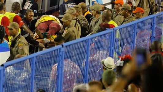 Se desplomó la pasarela de una carroza en el carnaval de Río: al menos 15 heridos