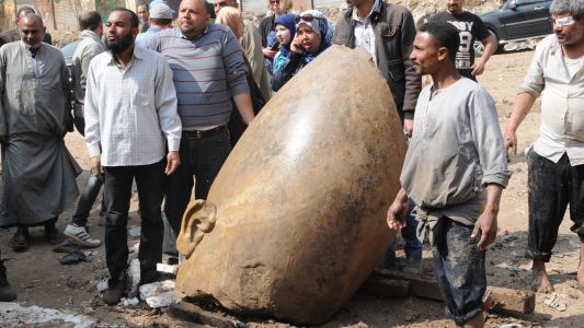 Hallan en Egipto una estatua colosal que sería del faraón Ramses II