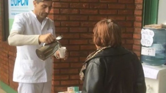 Una farmacia ofrece té y café caliente para personas que lo necesiten