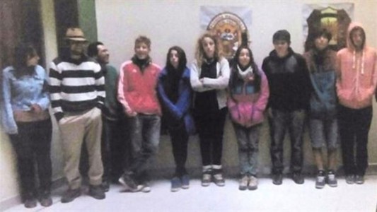 Detuvieron a 11 argentinos en Perú por pintar grafitis sobre un muro inca