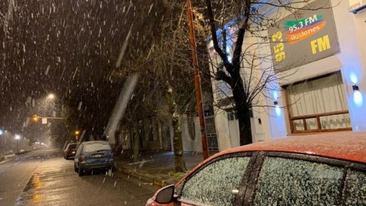 La nieve llegó a la ciudad bonaerense de Tres Arroyos