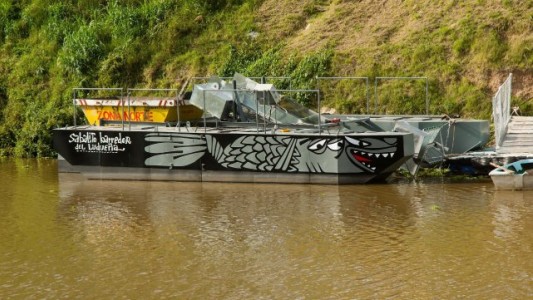 Se puso en funcionamiento el Sabalito Barredor, una máquina que limpiará el arroyo Ludueña