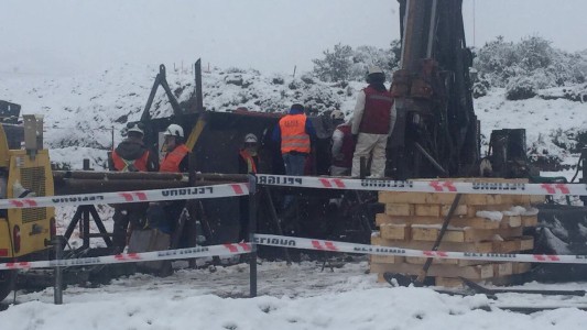Chile declara el estado de emergencia para rescatar a dos mineros atrapados en un yacimiento inundado