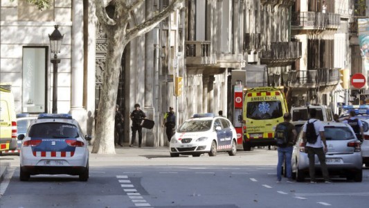 Atentado terrorista en España: 13 muertos y más de 50 heridos por una camioneta en Barcelona
