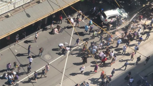 Un automóvil embistió a una multitud en Australia y dejó al menos 15 heridos