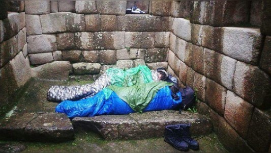 Expulsan a dos turistas argentinos que fueron encontrados durmiendo en el Machu Picchu