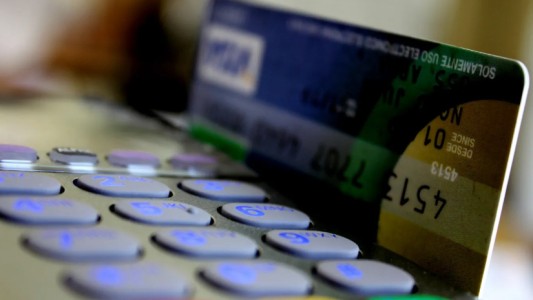 Deudas con la tarjeta: qué conviene y qué no conviene hacer con las compras en cuotas