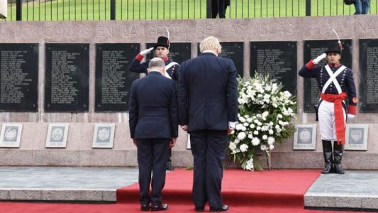 Por primera vez, un canciller británico homenajeó en la Argentina a los caídos en Malvinas