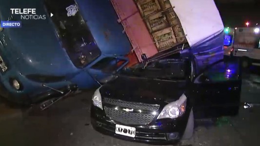 Impactante accidente en Circunvalación: un camión volcó y aplastó a un automóvil
