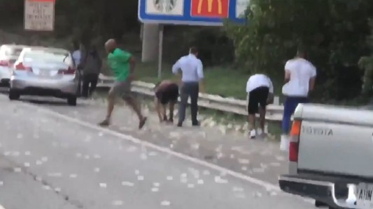 Afortunados: se abrió la puerta de un camión blindado y "llovieron" dólares