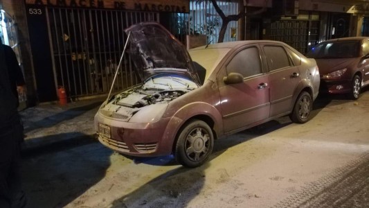 Quemacoches incendian dos autos en barrio Martin
