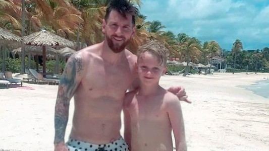 Messi sorprendió a unos nenes en la playa y jugó un picadito