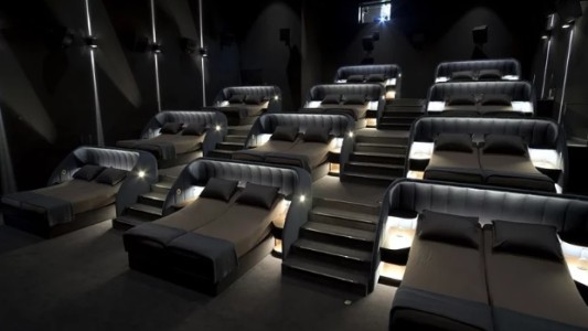 Un cine puso camas matrimoniales en lugar de butacas