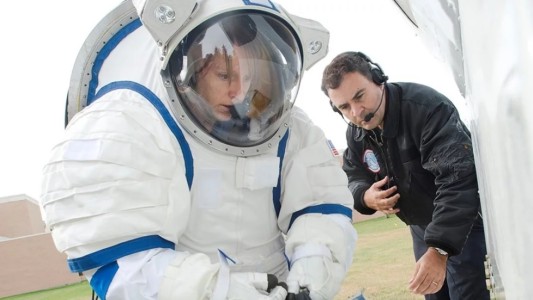 El argentino que trabaja en la NASA diseña el traje para volver a la Luna en 2024
