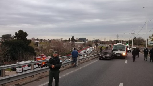 Camión embistió a un automóvil en Circunvalación: un joven murió por el impacto