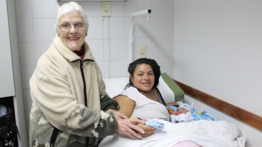 Tati, la abuela que teje para la maternidad del Roque Sáenz Peña