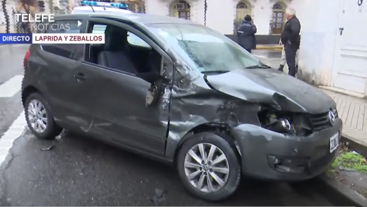 Choque entre un auto y un camión en el microcentro