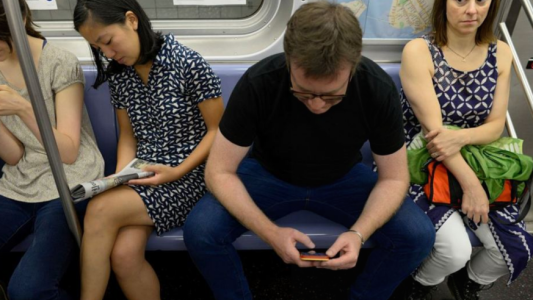 Crearon una "silla feminista" que enseña a los hombres a sentarse en el colectivo