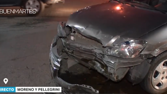 Un patrullero pasó en rojo sin sirena y chocó un auto en Pellegrini y Moreno