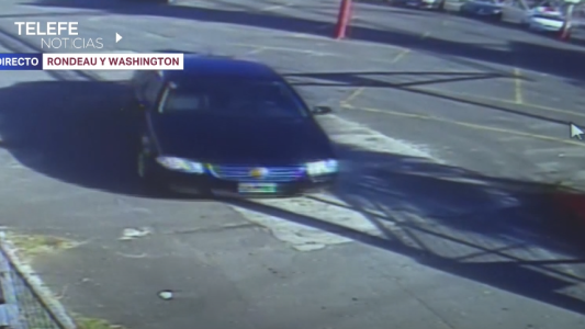 Video: un auto "cruzó solo" el bulevar Rondeau