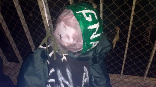 Colgaron de un puente un muñeco con la cara de Bullrich y ropa de gendarme