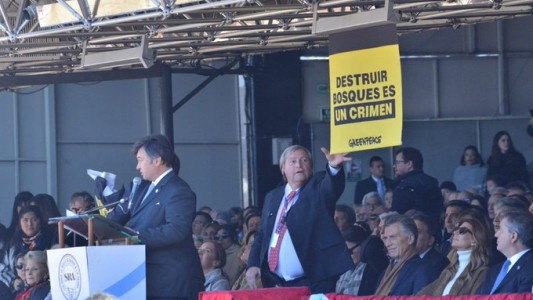 En una sorpresiva intervención, Greenpeace desplegó carteles en la inauguración de La Rural