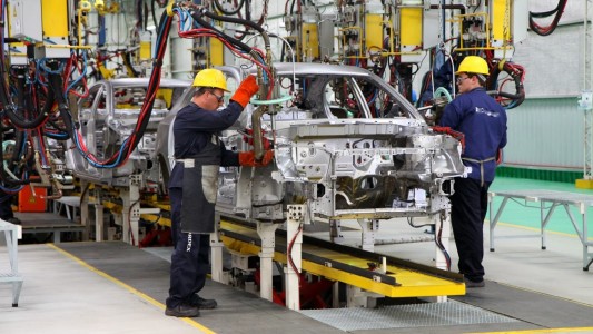 La producción industrial cayó 6,9% interanual en junio y marcó 14 meses consecutivos de retroceso