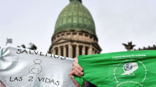 Verdes y celestes: la legalización del aborto se metió en el debate de las PASO
