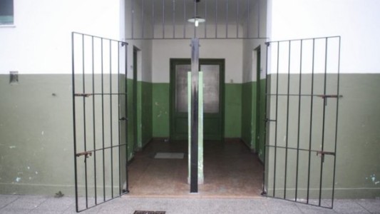 Llego temprano a votar y después lo descubrieron masturbándose en el baño de la escuela